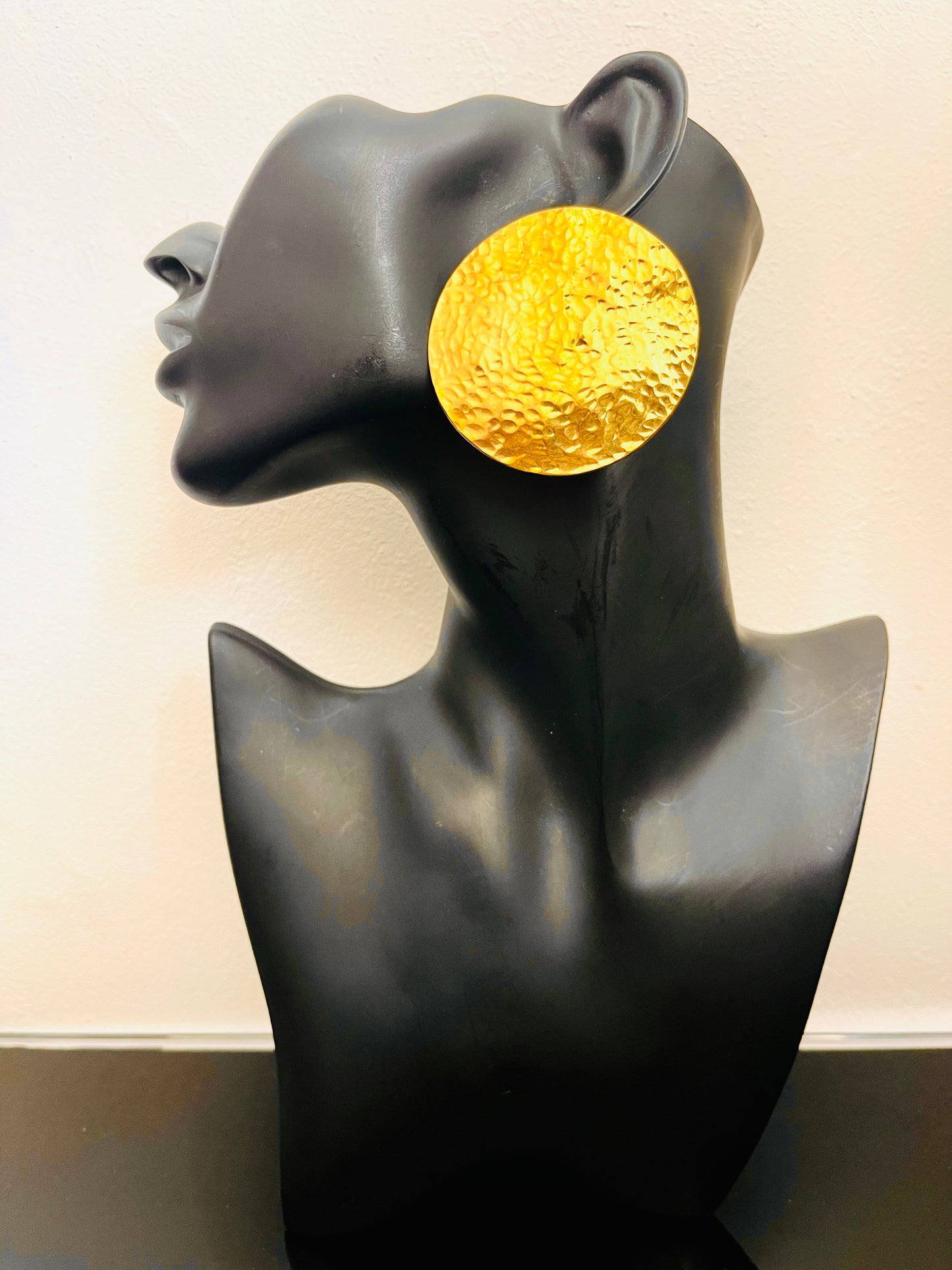 Disque d’Or - Boucles d’oreilles rondes dorées en laiton martelé - REMBO by ARIA