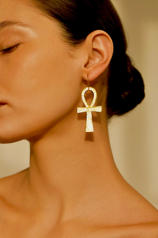 Boucles d’oreilles “Clé de Vie” — Croix Ankh en laiton doré martelé