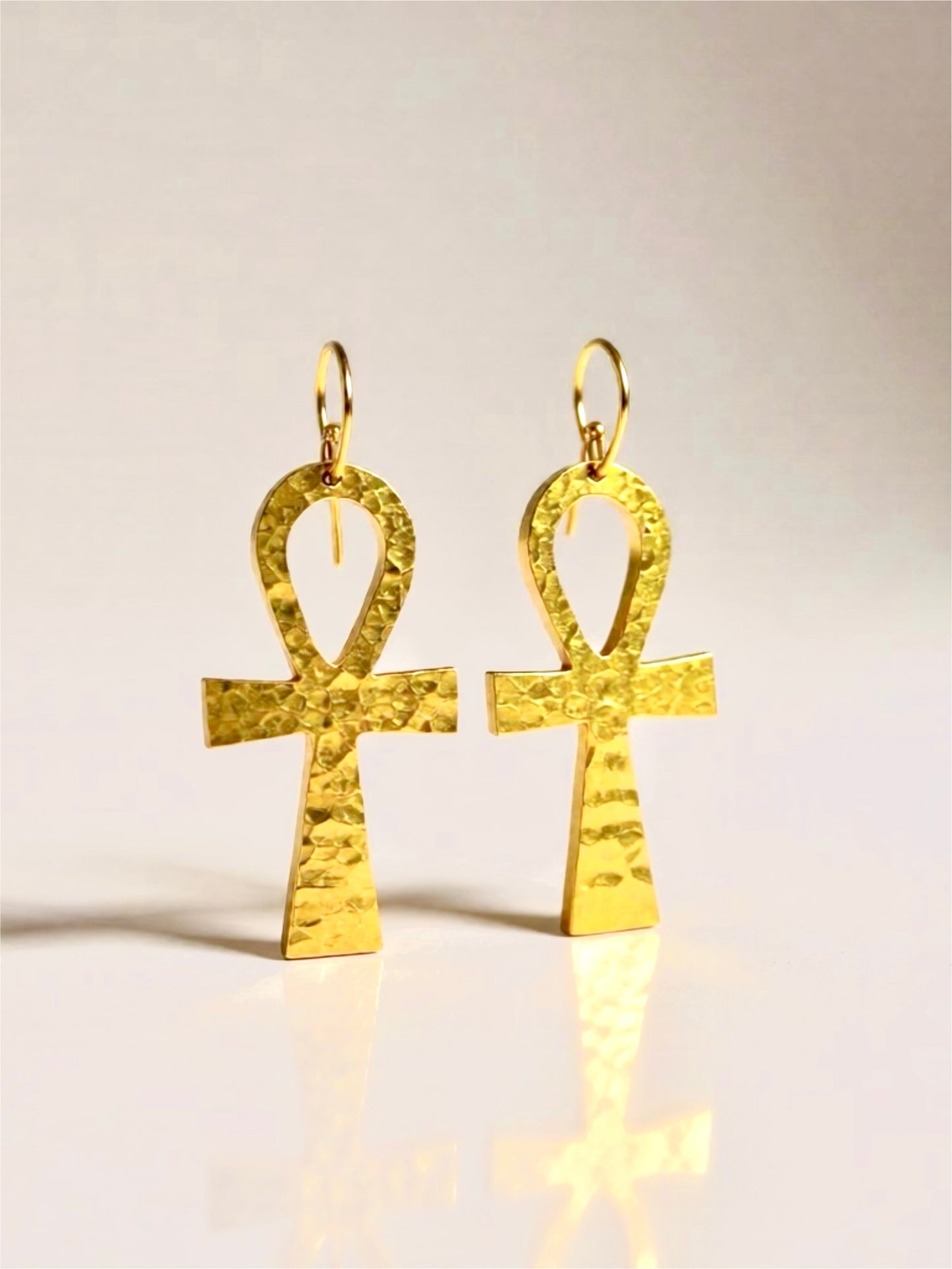 Boucles d’oreilles “Clé de Vie” — Croix Ankh en laiton doré martelé