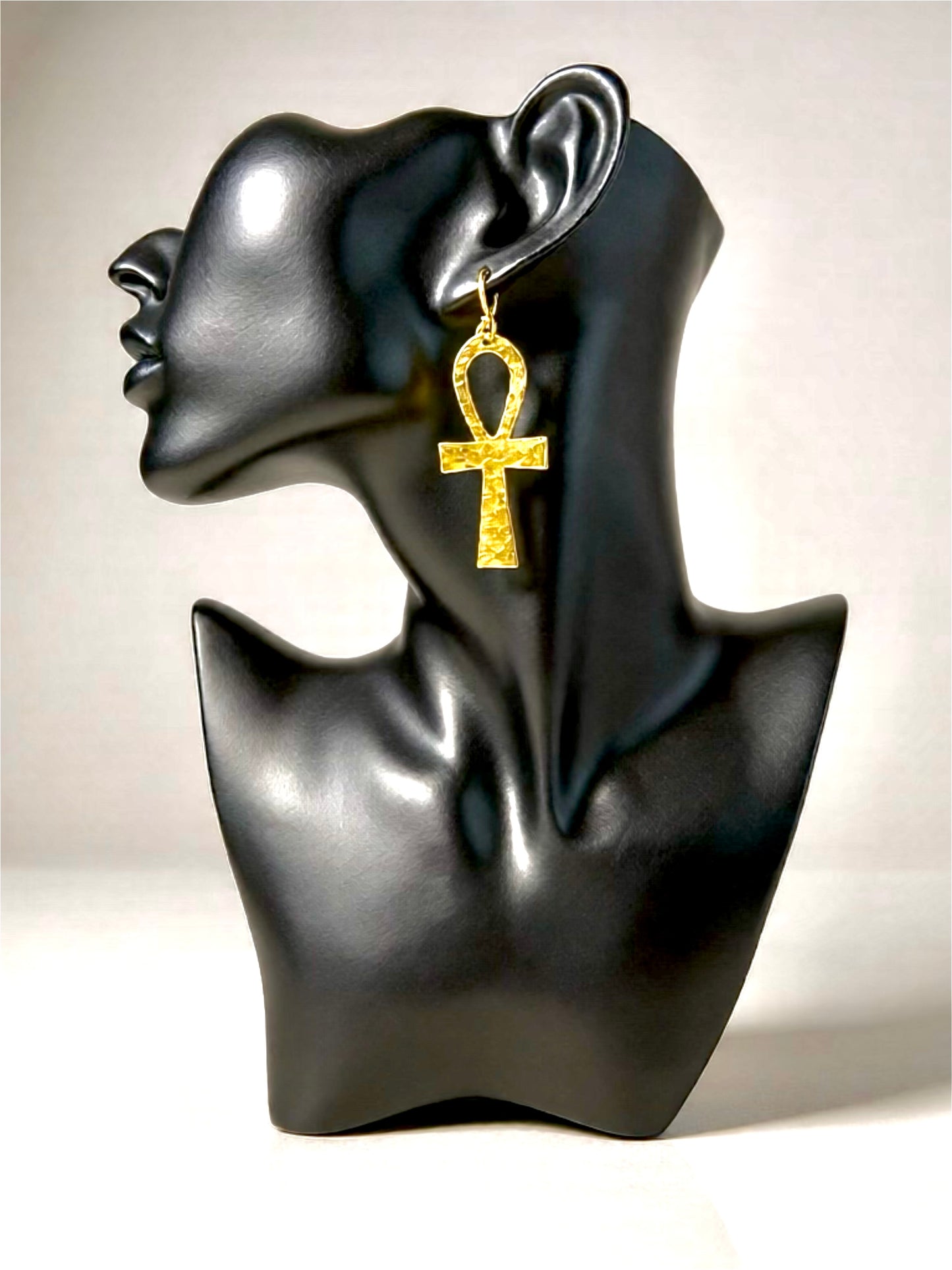Boucles d’oreilles “Clé de Vie” — Croix Ankh en laiton doré martelé