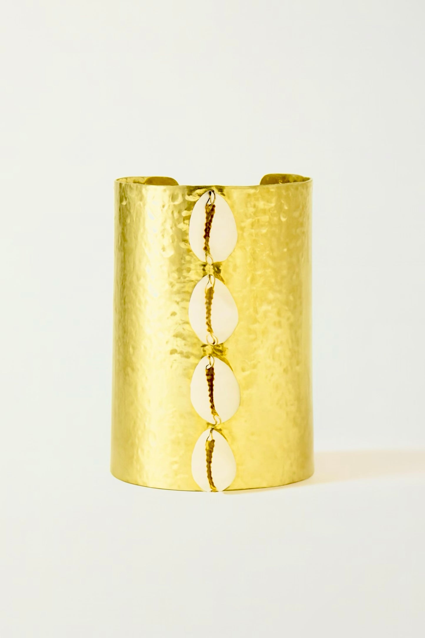 Bracelet NAIROBI – Manchette dorée martelée et cauris naturel | REMBO by Aria