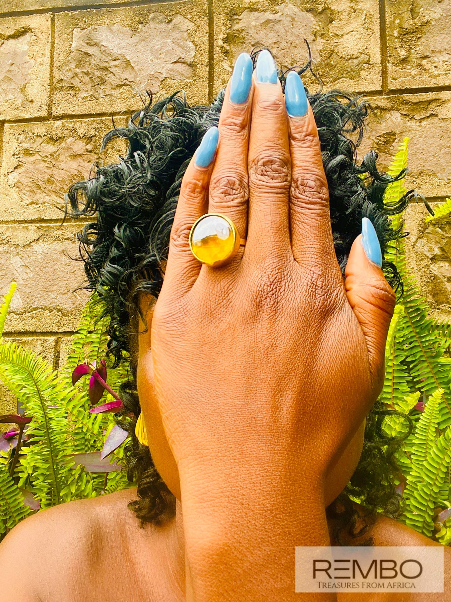 Lumière Dorée - Bague Sphère en Laiton Doré et Verre Artisanale du Kenya - REMBO