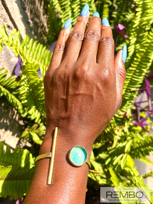 Nalika - Bracelet en Pierre de Verre Bleu Translucide et Laiton Kenyan