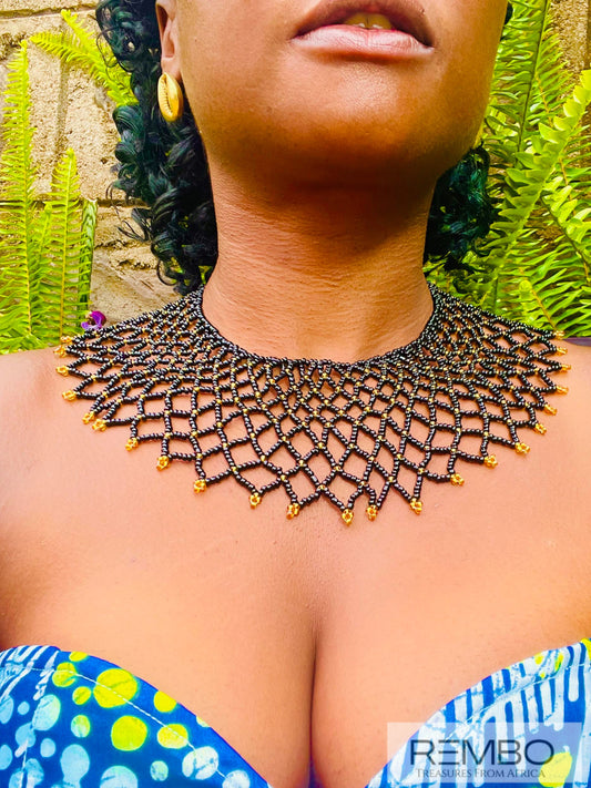 Akello - Collier Ras le Cou Mi-Long en Perles Maasai