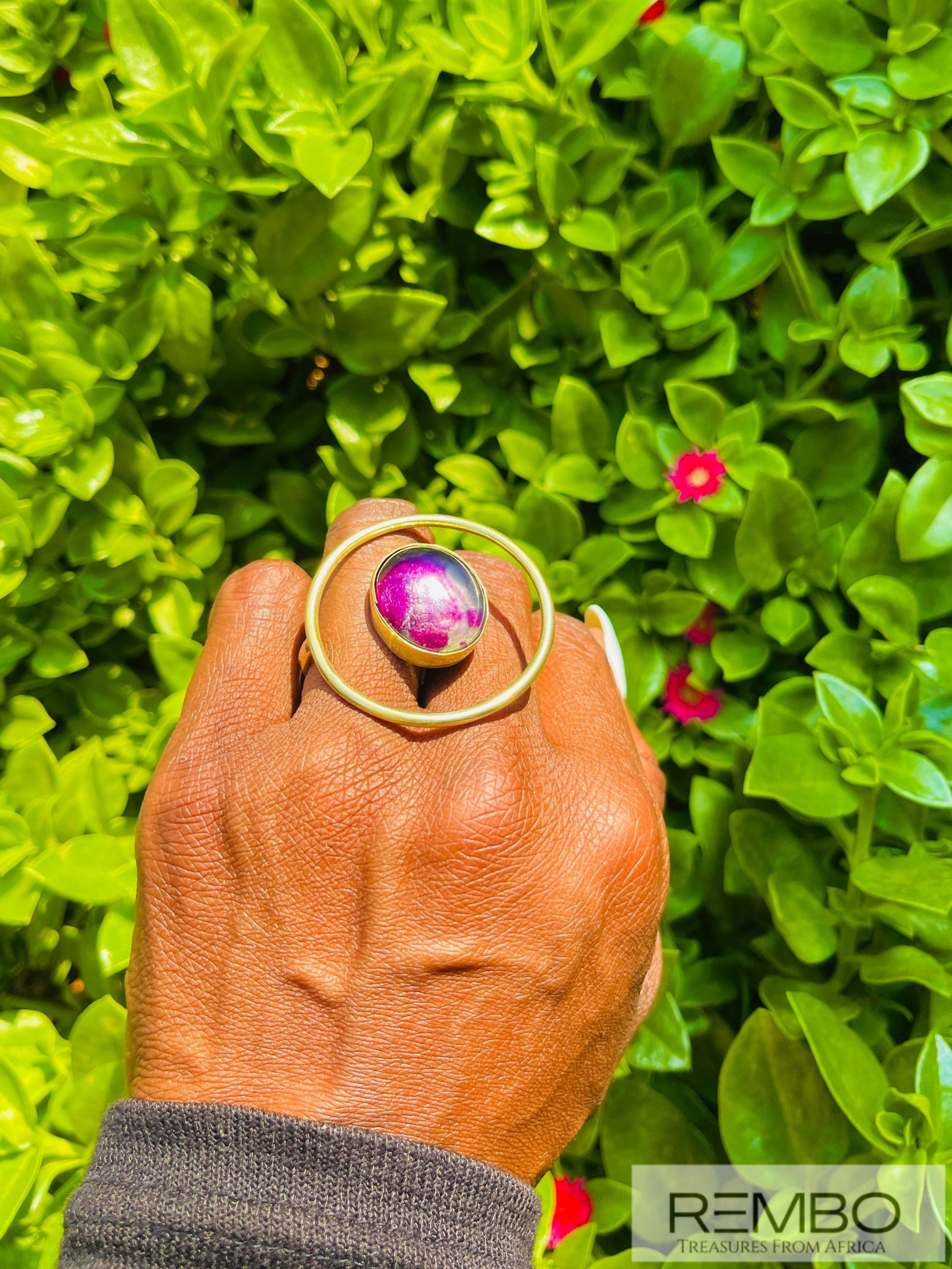 Améthysphère - Bague circulaire en Laiton Doré Artisanale du Kenya avec pierre de verre améthyste - REMBO