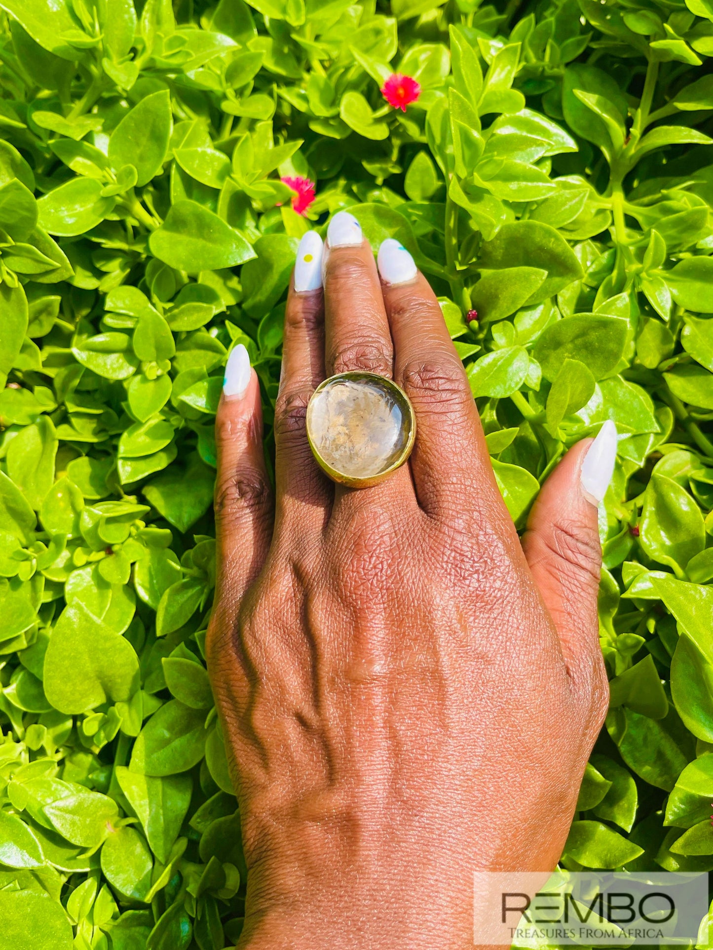 Éclat ambré - Bague Sphère en Laiton Doré et Verre Clair Artisanale du Kenya - REMBO