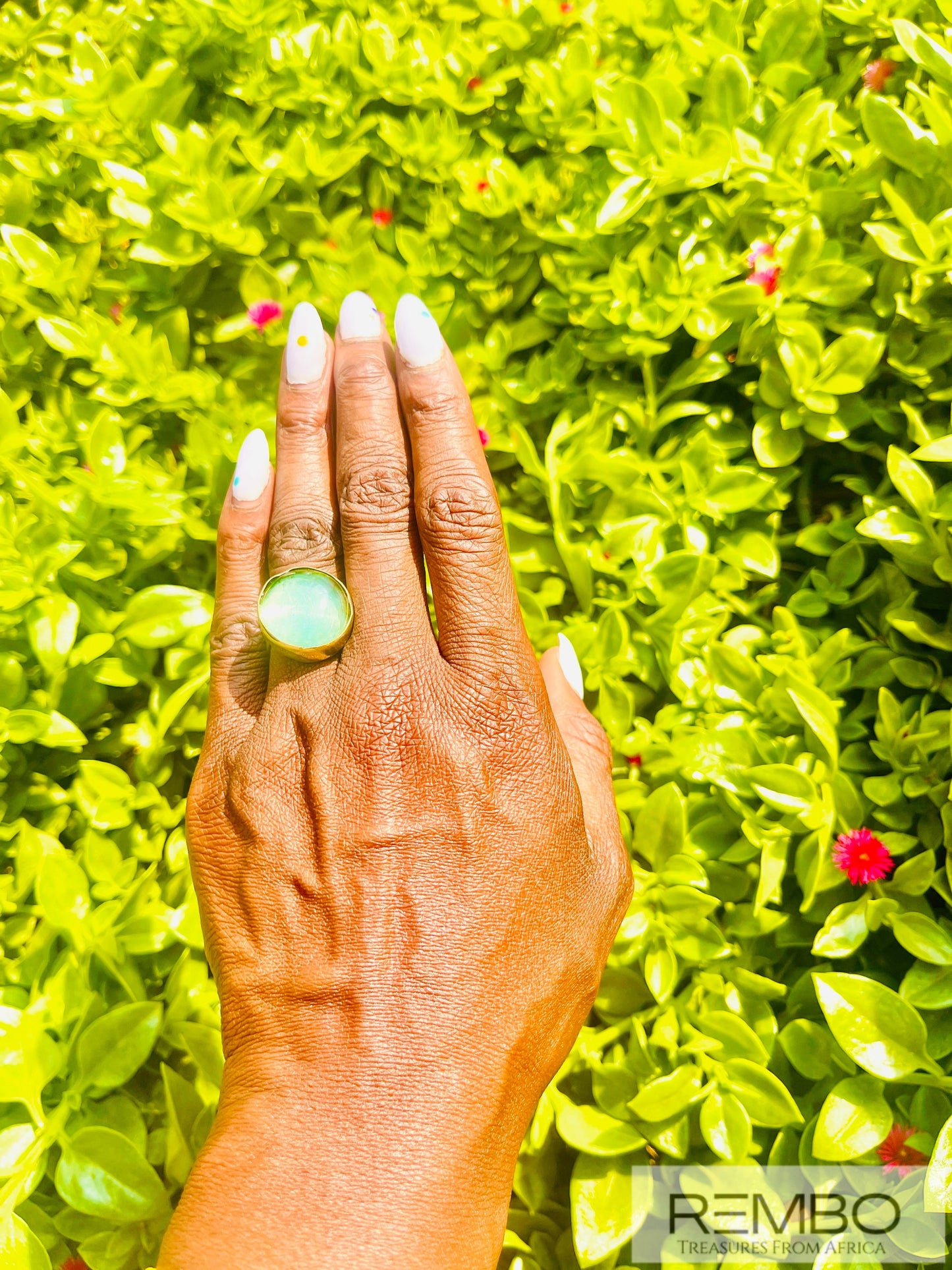 Émeraude Éclatante - Bague Émeraude en Laiton Doré et Verre Artisanale du Kenya - REMBO