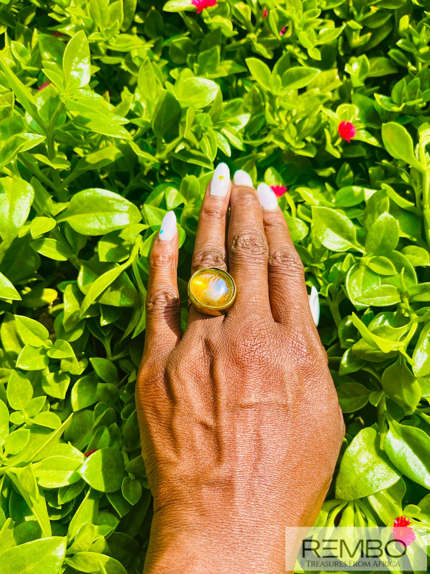 Lumière Dorée - Bague Sphère en Laiton Doré et Verre Artisanale du Kenya - REMBO