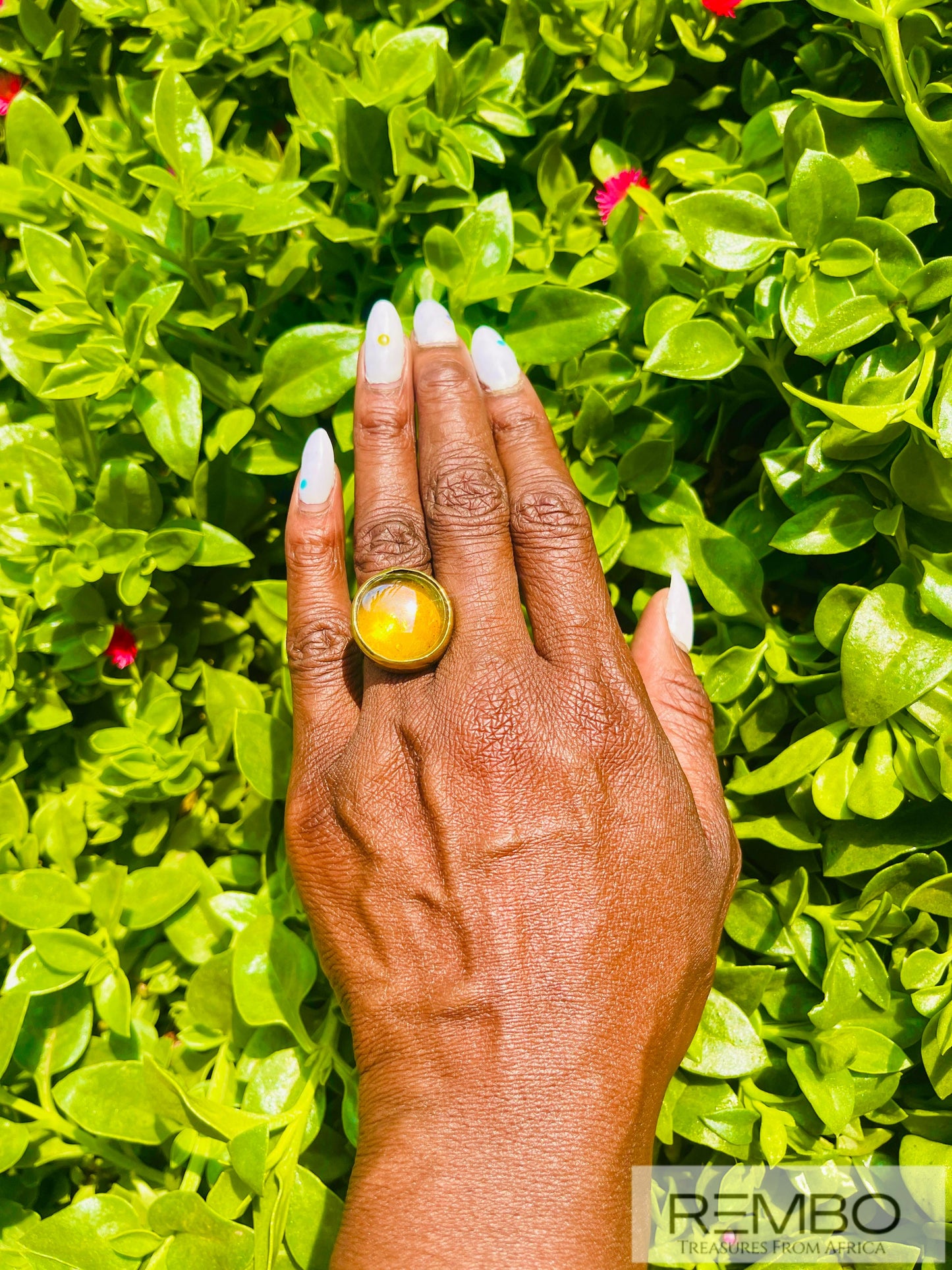 Lumière Dorée - Bague Sphère en Laiton Doré et Verre Artisanale du Kenya - REMBO