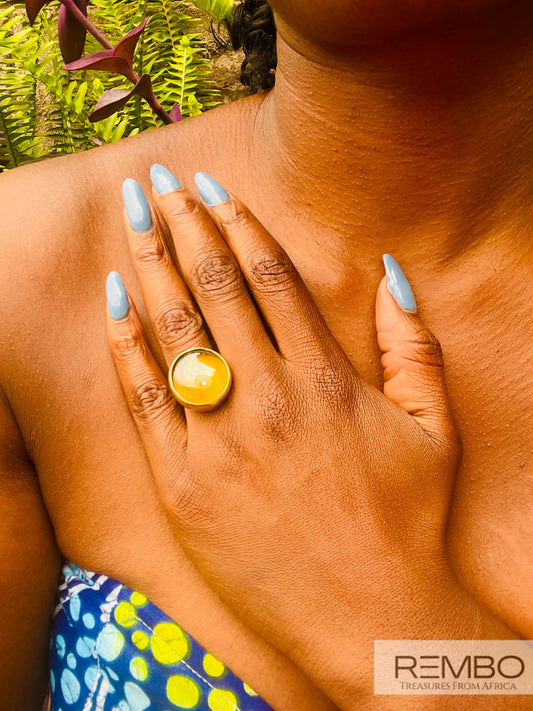 Lumière Dorée - Bague Sphère en Laiton Doré et Verre Artisanale du Kenya - REMBO