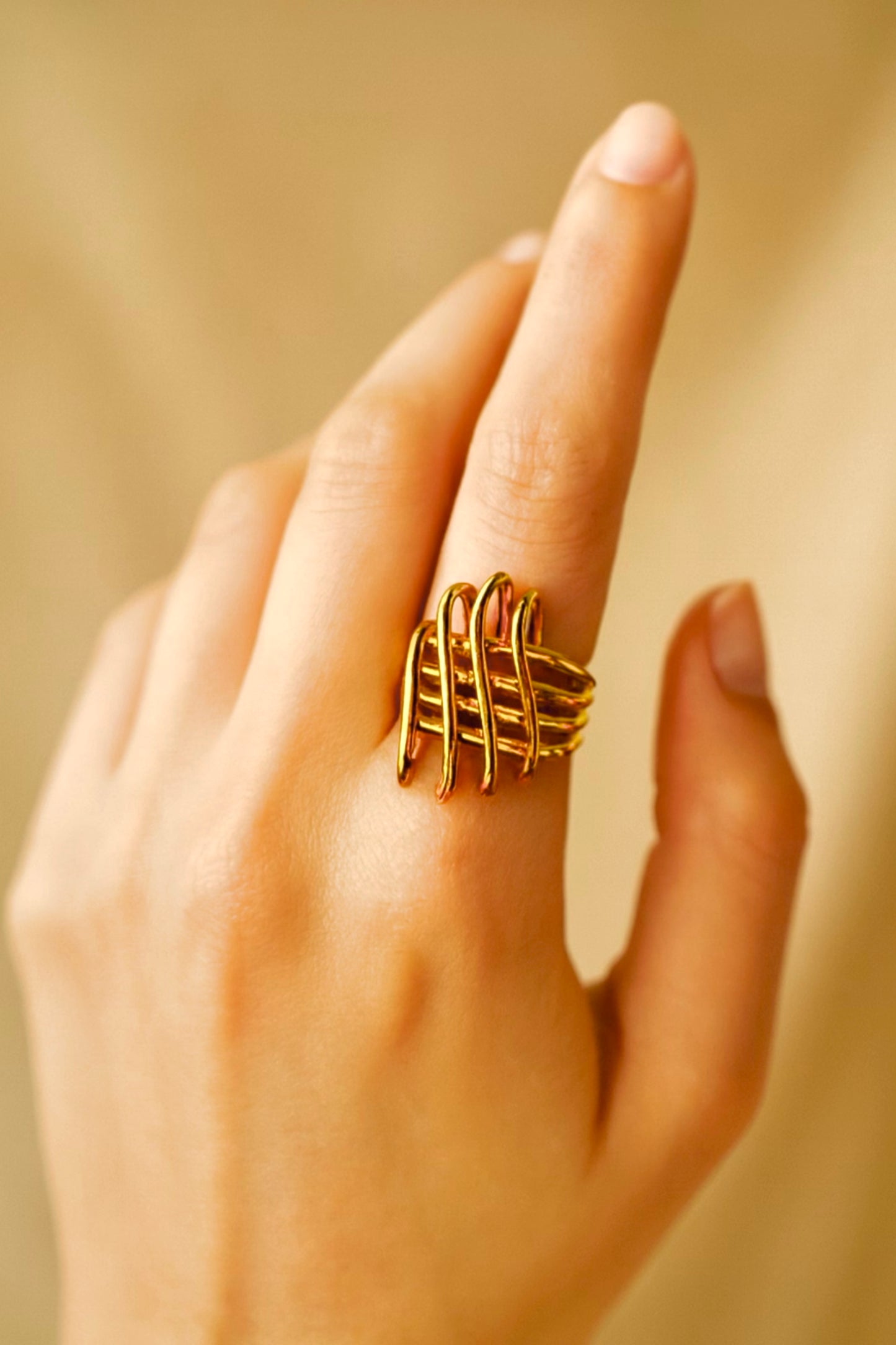 Bague SABA – Sculpture en bronze doré à la feuille d’or | REMBO by Aria