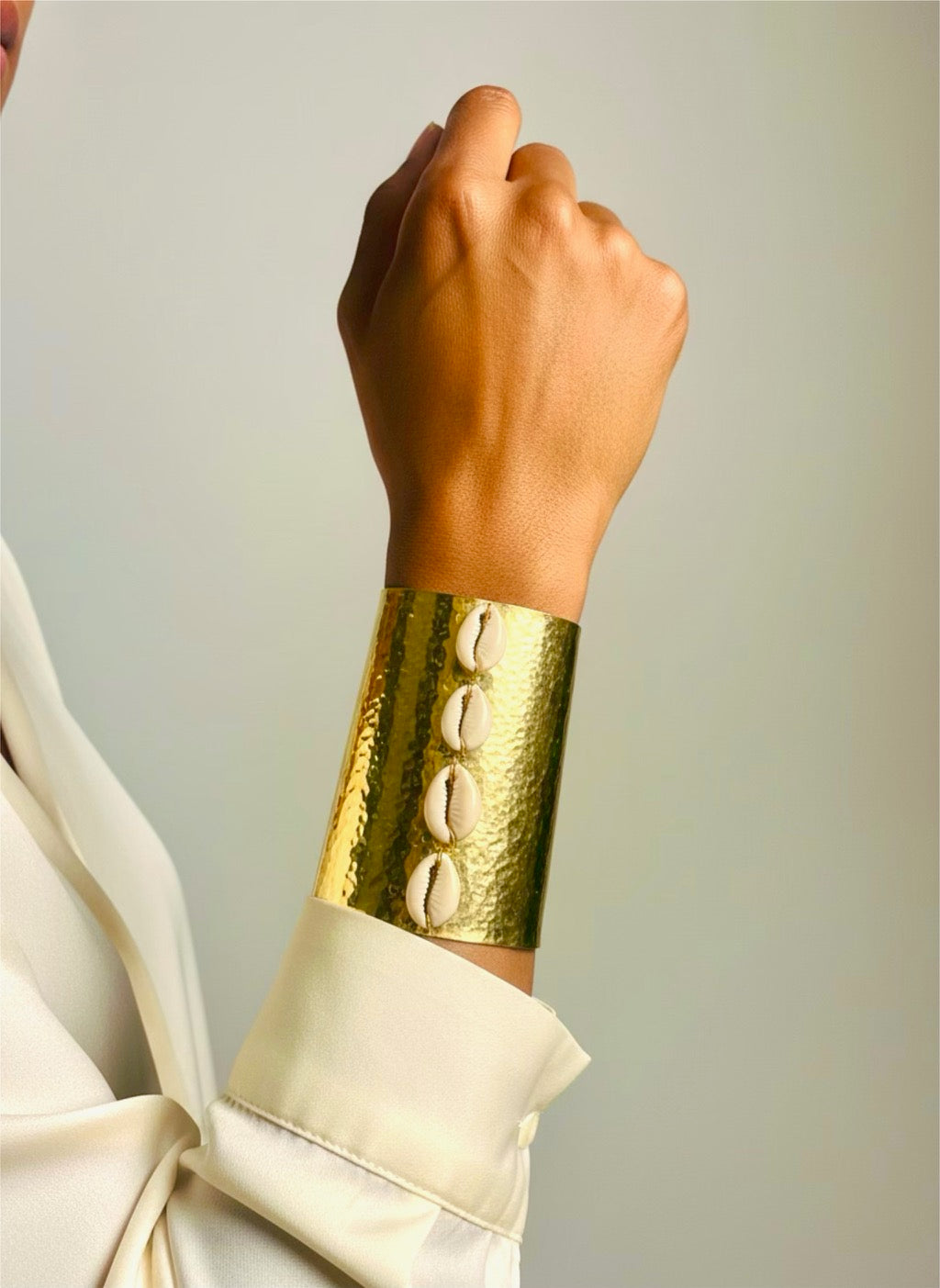 Bracelet NAIROBI – Manchette dorée martelée et cauris naturel | REMBO by Aria