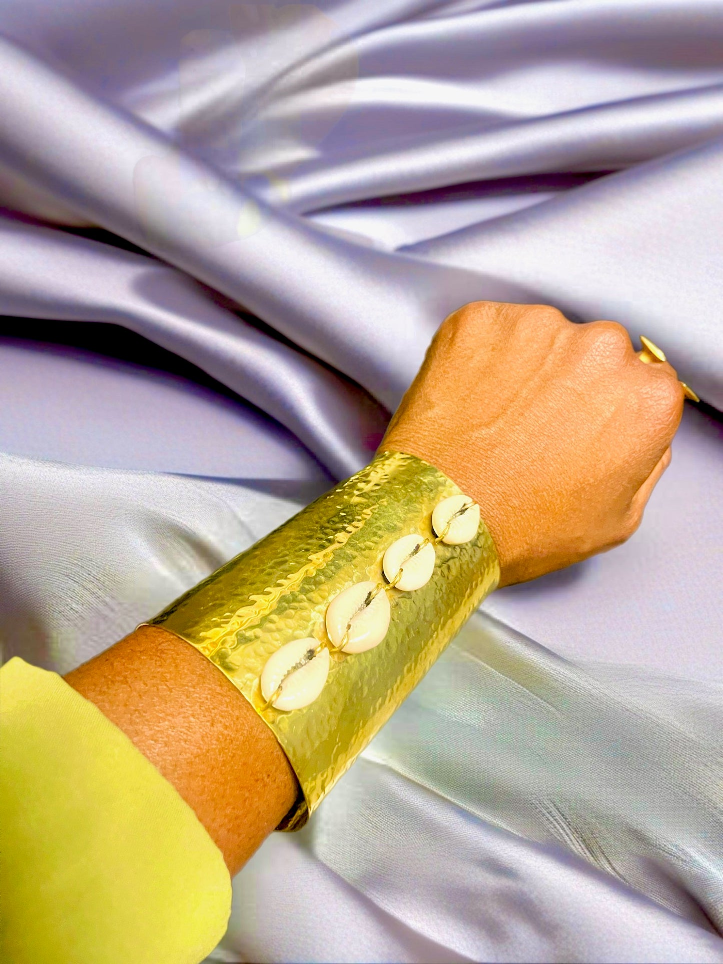 Bracelet NAIROBI – Manchette dorée martelée et cauris naturel | REMBO by Aria