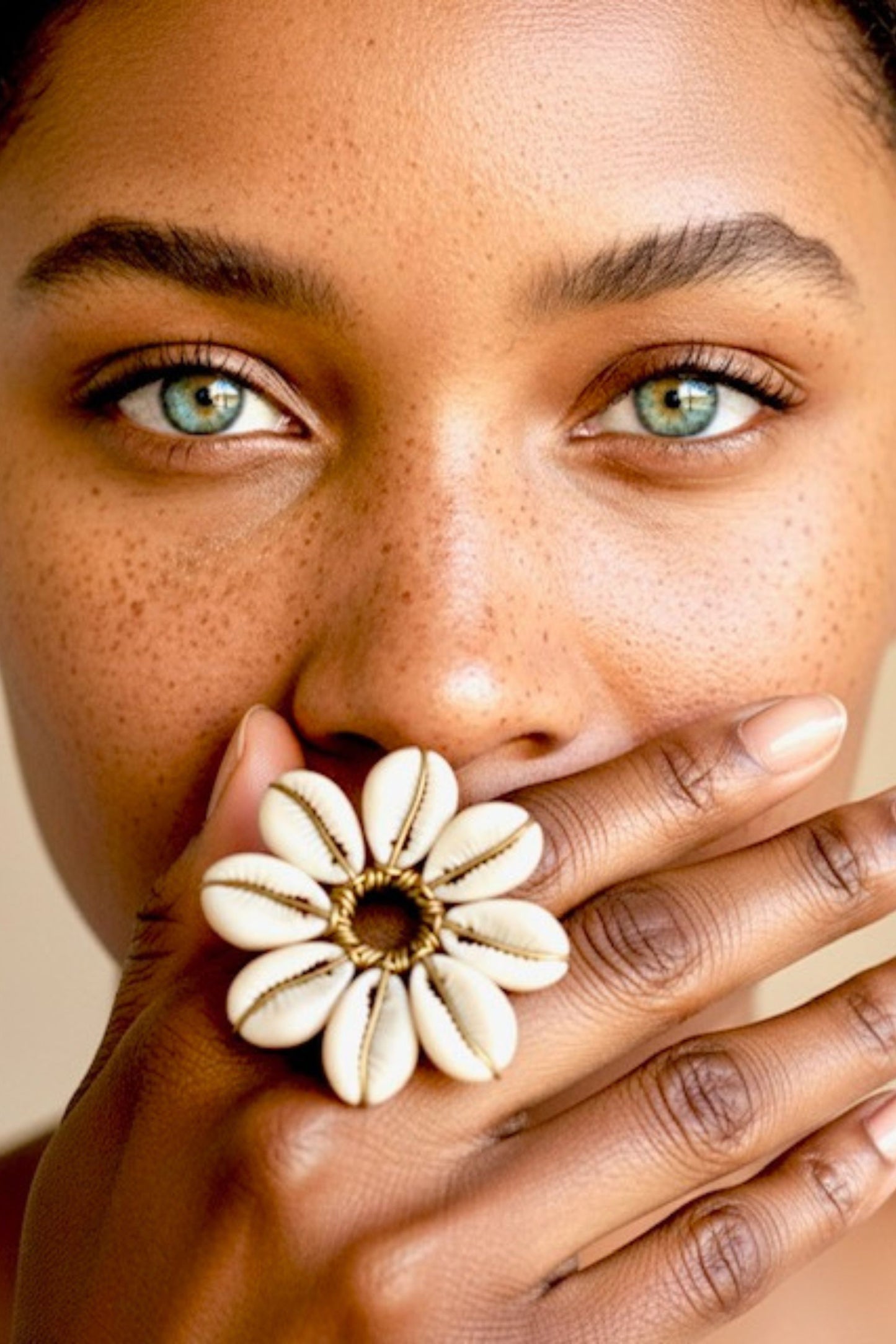 Fleure de Cauri – Bague dorée artisanale en laiton | REMBO by Aria