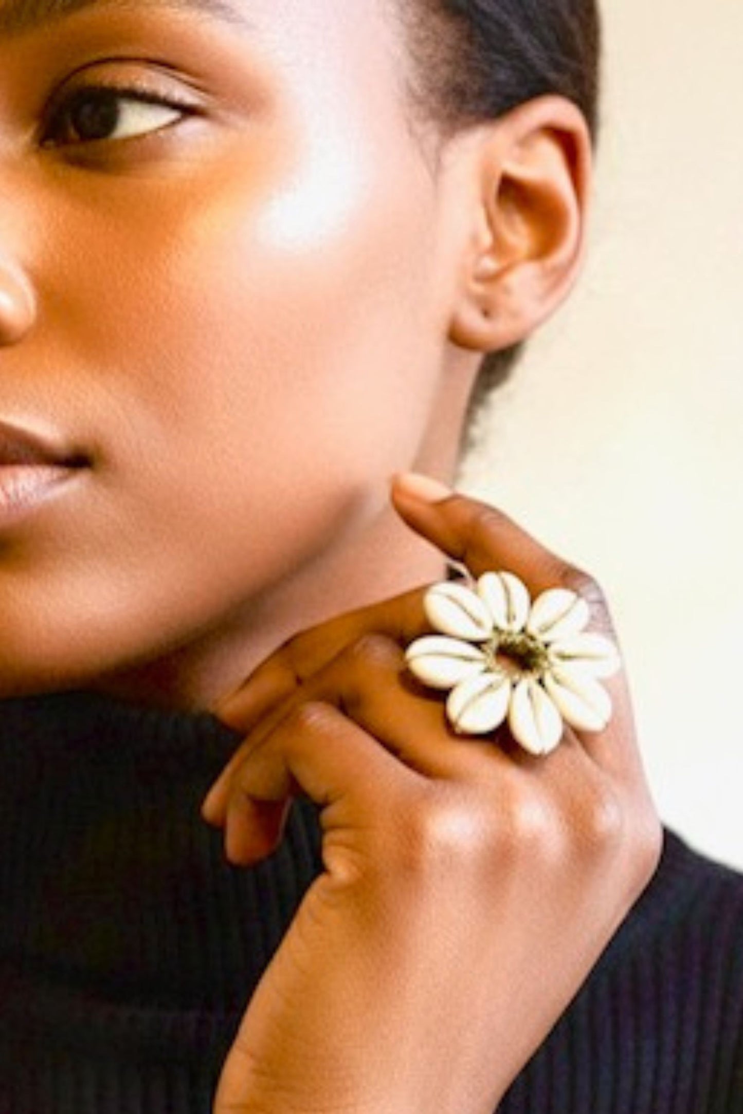 Fleure de Cauri – Bague dorée artisanale en laiton | REMBO by Aria