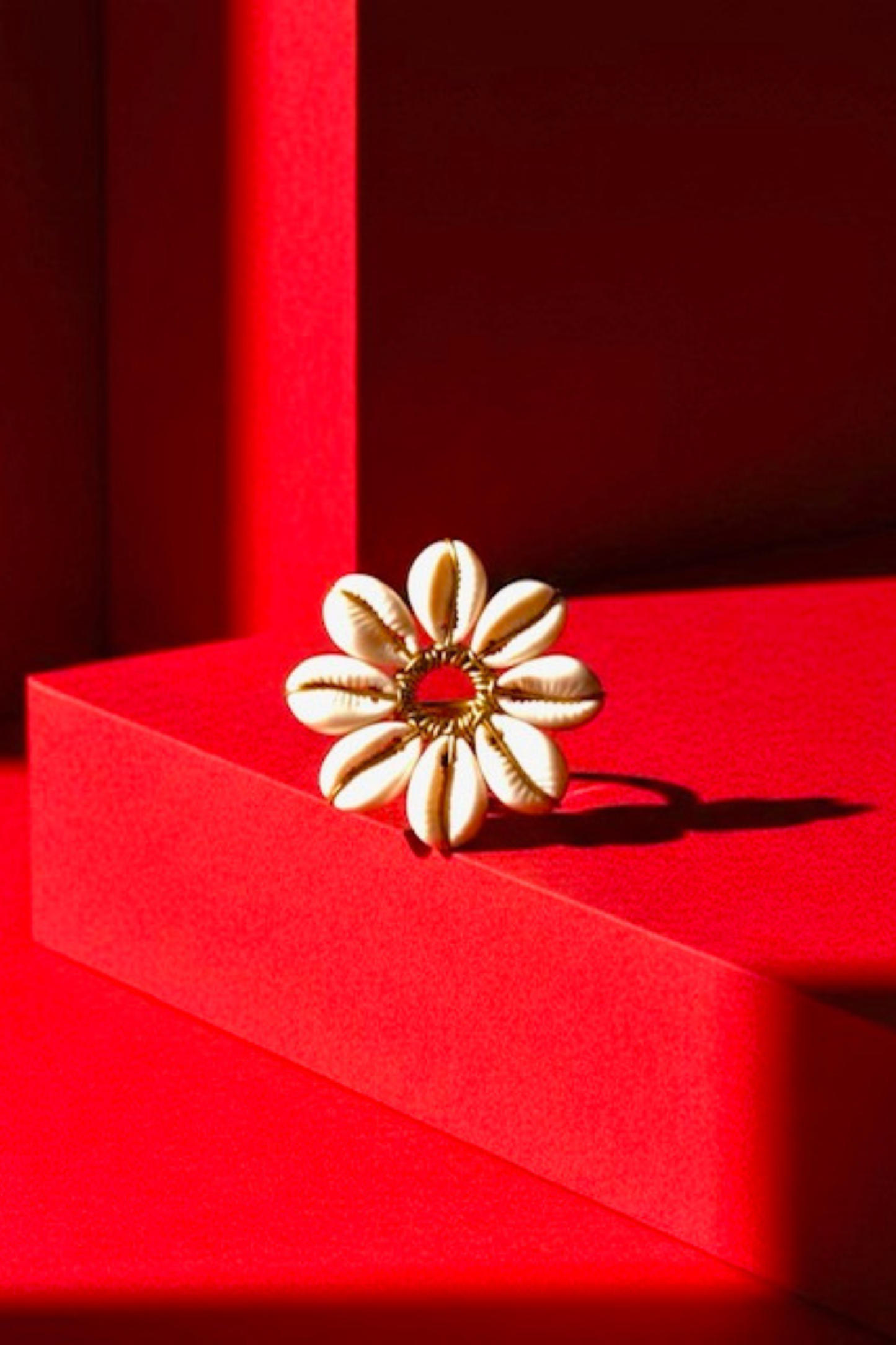 Fleure de Cauri – Bague dorée artisanale en laiton | REMBO by Aria