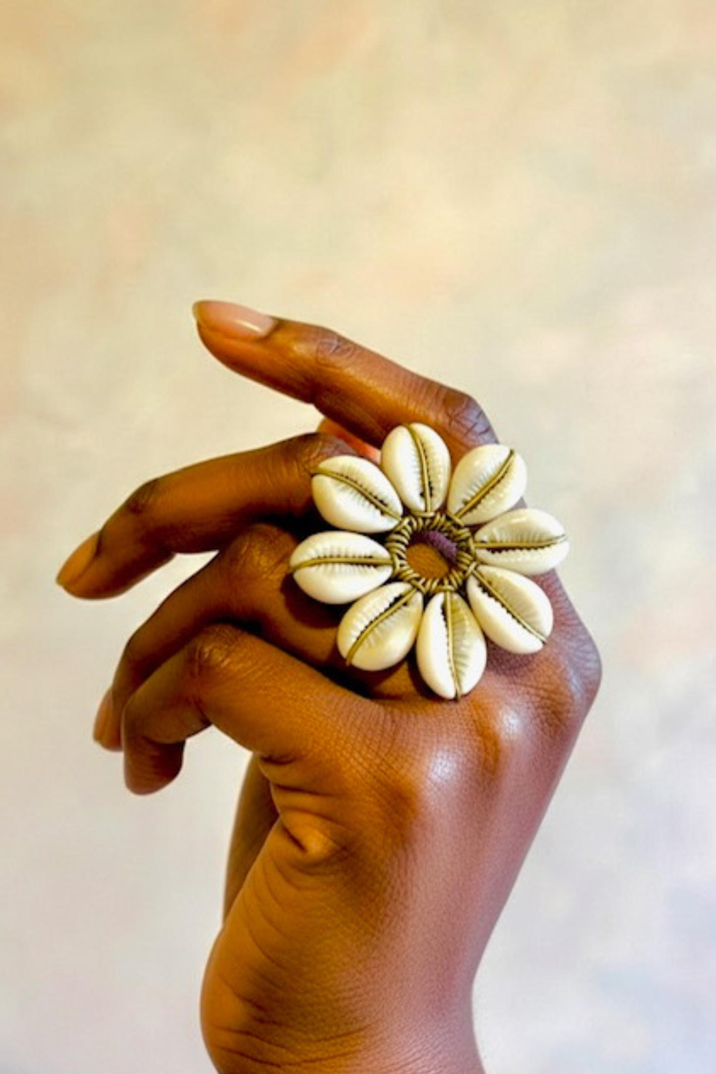 Fleure de Cauri – Bague dorée artisanale en laiton | REMBO by Aria