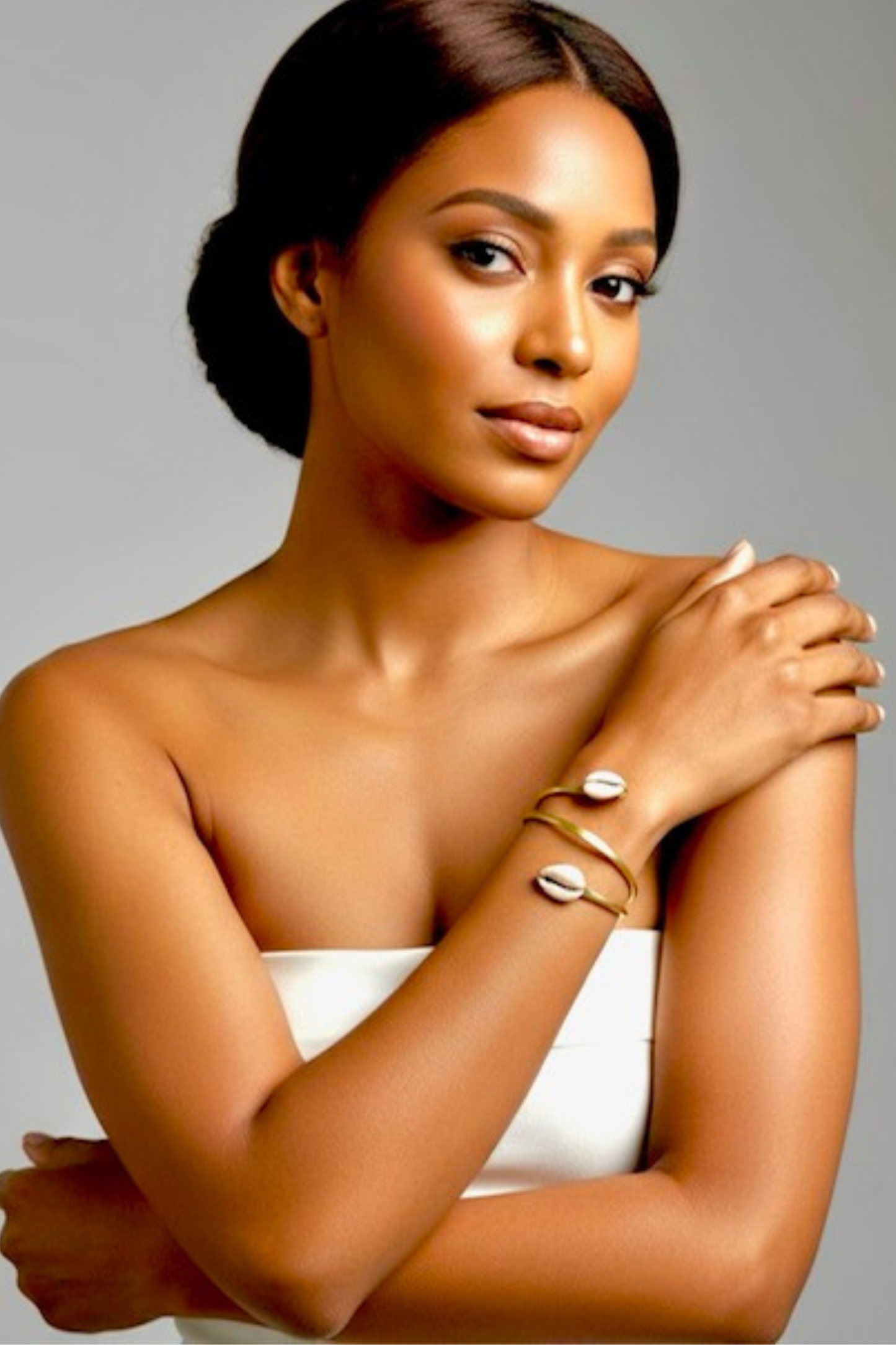 Manéa – Bracelet doré artisanal en laiton et cauris | REMBO by Aria