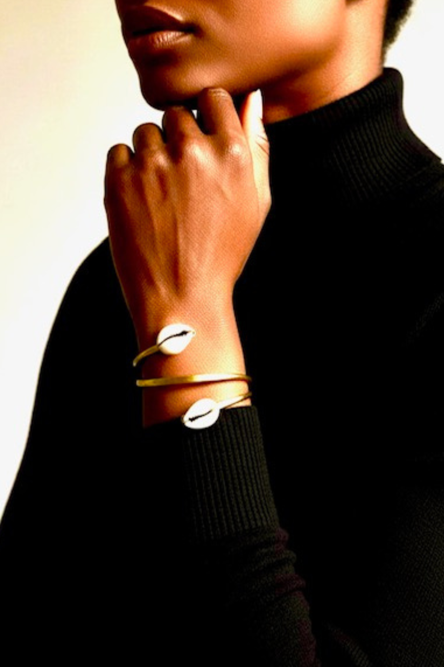 Manéa – Bracelet doré artisanal en laiton et cauris | REMBO by Aria