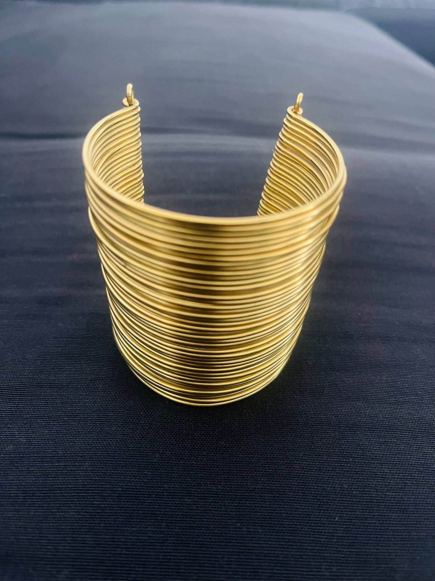 Manchette Nairobi – Bracelet large en laiton doré artisanal REMBO