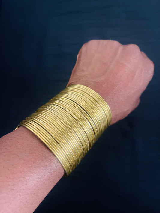 Manchette Nairobi – Bracelet large en laiton doré artisanal REMBO
